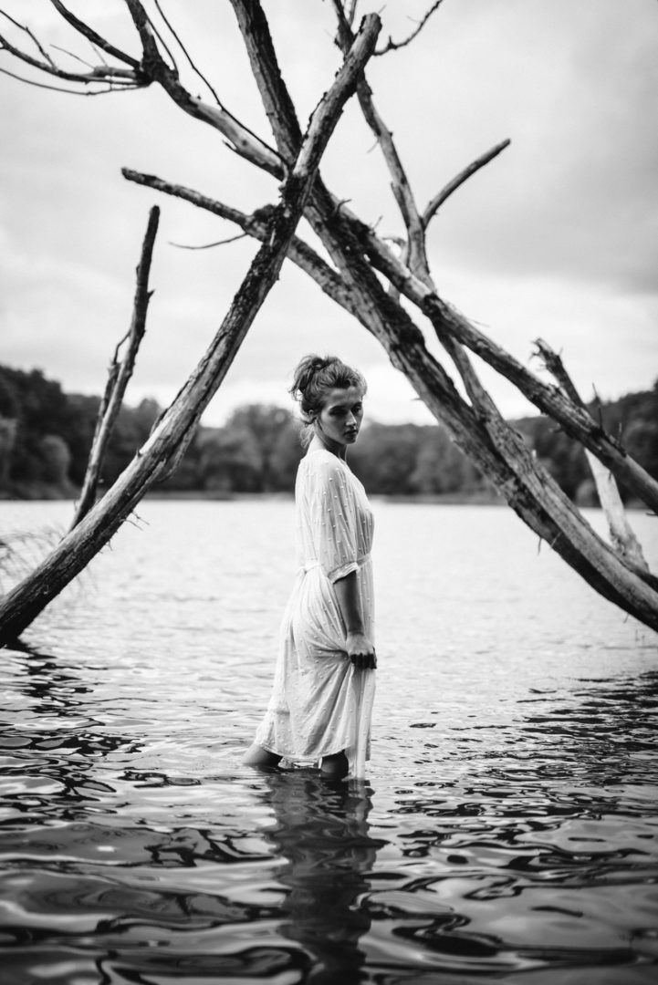 Sesja portretowa plenerowa czarno-biała. Dziewczyna w jeziorze.